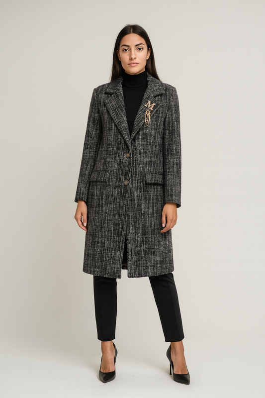 Cappotto lungo in tweed grigio con spilla decorativa
