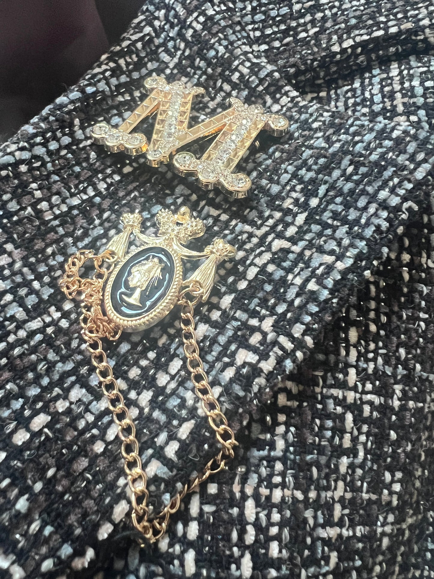 Cappotto lungo in tweed grigio con spilla decorativa